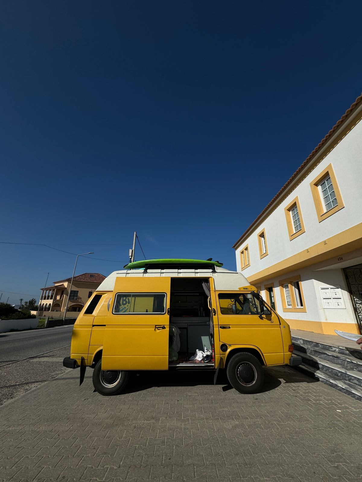 Kamanė on a Portuguese street